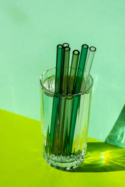 Palhas Vidro Reutilizáveis Vidro Com Água Sobre Fundo Verde Eco — Fotografia de Stock
