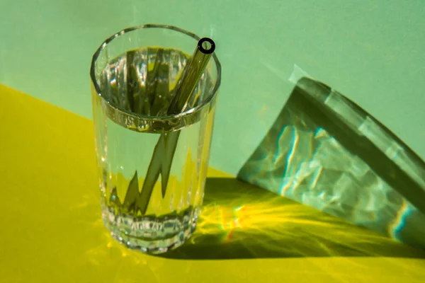 유리로 미끄럼틀을 초록색 배경에 재사용 수있다 Eco Friendly Drinking Straw — 스톡 사진