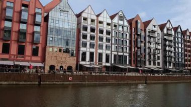 Gdansk 'ta eski bir kasaba. Moltawa Nehri Cityscap 'taki Granary Adası yansıması. Alacakaranlıkta antik vinç. Gdansk Polonya 'yı ziyaret edin. Turist eğlencesi