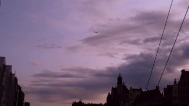Uçak Gdansk 'ı Eski Şehir' e indirdi. Turistik eğlence, seyahat yeri Moody Sky. Küçük uçak uçuyor. 