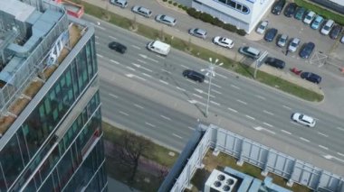  Gdansk 'taki İHA toplu taşıma sahnesinden hava görüntüsü. Oliva yıldızı iş bölgesi taşımacılık şehir trafiği. Tramvay otobüsleri şehir trafiği sıkışıklığı. Şehir hayatı