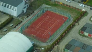 İki çocuk havadan futbol oynuyor. Drone sokağı futbol sahası. Çocuklar futbol oynuyor. Yaz zamanı açık havada aktif spor
