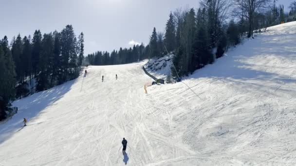 Skier Skiløb Ned Bakke Vinteren Udvej Bjerge Luftfoto Skiområdet Skiløbere – Stock-video
