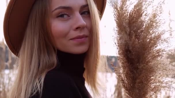 Millennial Frau Europäische Blonde Frau Mit Beigem Hut Schwarzem Pullover — Stockvideo