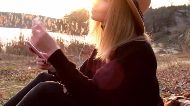 Millennial Frau Kaukasischen Blondine Mit Beigem Hut Schwarzem Pullover Verwenden — Stockvideo