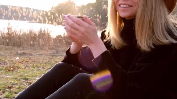 Wanita Milenial Caucasian Pirang Wanita Dengan Topi Beige Sweater Hitam — Stok Video