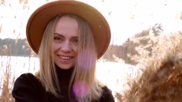 Millennial Frau Kaukasischen Blondine Winkt Pampasgras Mit Beigem Hut Schwarzem — Stockvideo
