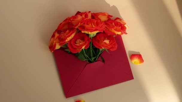 Strauß Roter Rosen Papierumschlag Auf Beigem Hintergrund Blumengeschenk Für Den — Stockvideo