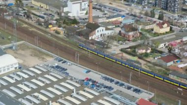Gdansk 'taki İHA toplu taşıma sahnesinden hava görüntüsü. Oliva yıldızı iş bölgesi taşımacılık şehir trafiği. Tramvay otobüsleri şehir trafiği sıkışıklığı. Şehir hayatı