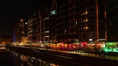 Geceleri Gdansk 'ta eski bir kasaba. Alacakaranlıktaki Moltawa Nehri Kenti 'ndeki Granary Adası yansıması. Alacakaranlıkta antik vinç. Gdansk Polonya 'yı ziyaret edin. Turist eğlencesi