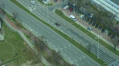  Gdansk 'taki İHA toplu taşıma sahnesinden hava görüntüsü. Oliva yıldızı iş bölgesi taşımacılık şehir trafiği. Tramvay otobüsleri şehir trafiği sıkışıklığı. Şehir hayatı