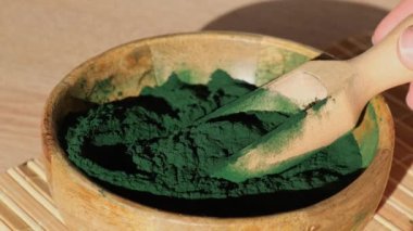 Mavi-yeşil klorella ve bambu eko kasesinde spirulina tozu, vegan, vejetaryen ya da bitki temelli diyet multivitamin B12, kaşıkta süper toz. Gıda takviye kaynağı