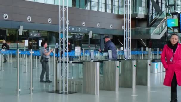 Gdaňsk Polsko Květen 2022 Cestující Letišti Gdaňsku Čekají Letadlo Lidé — Stock video