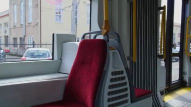 Gdansk Polonya - Mayıs 2022 Gdansk 'ta toplu taşıma sahnesi. Tramvay tramvay durağına varır. Ulaşım şehri trafiği. Gdansk Polonya 'daki tramvayın içi. Boş koltuklar, Modernleştirilmiş