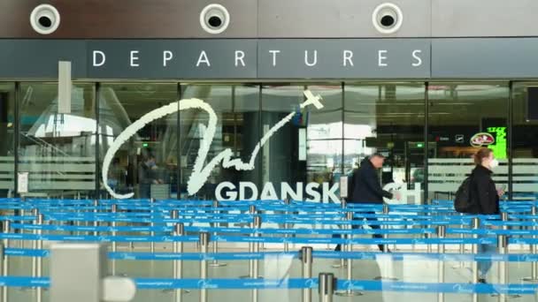 Gdansk Polonia Mayo 2022 Pasajeros Terminal Del Aeropuerto Gdansk Esperando — Vídeo de stock