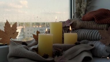 Şükran Günü ve Hello Fall, sonbahar tatillerini pencerenin kenarındaki evde kutluyoruz. Hygge atmosferinde sonbahar yaprakları, baharatlar ve sıcak sarı ışıkta örülmüş sıcak bir kazak. Seçici odak