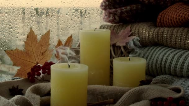 感恩节和 你好秋天 在舒适舒适的家中 迎风迎风飘扬 在温暖的黄灯下 秋天的树叶 香料和蜡烛在舒适的针织毛衣上飘扬 有选择 — 图库视频影像