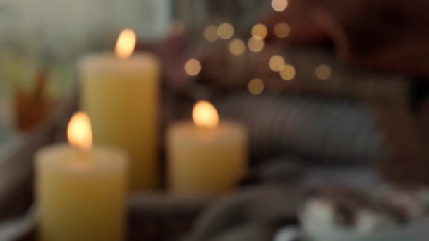 Rozostřené Pozadí Díkůvzdání Hello Fall Hygge Atmosféra Podzimní Listí Svíčka — Stock video