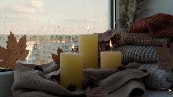 感恩节和 你好秋天 在舒适的家中 迎风飘扬 欢度秋节假日 秋天的树叶 香料和蜡烛在温暖的黄灯下 缀在舒适的针织毛衣上 有选择的重点 — 图库视频影像