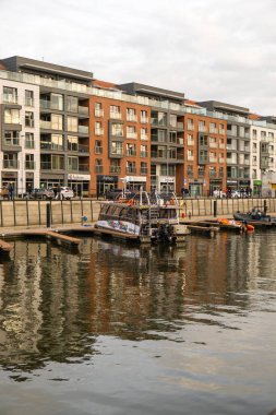 Gdansk Polonya Mayıs 2022 Motlawa Nehri üzerinde Gdansk güzel eski kasaba özel gemileri Motlawa Nehri üzerinde tarihi liman Crane ile arka planda. Gdansk, Polonya. Bu gemi taklit ediyor.