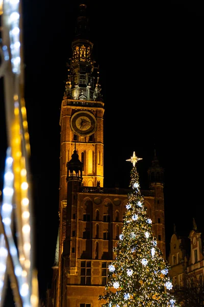 グダニスクポーランド2022年3月夜にグダニスクの旧市街 冬休みクリスマスツリーの装飾 グダニスクを訪問ポーランド旅行先 観光名所メイン広場 — ストック写真