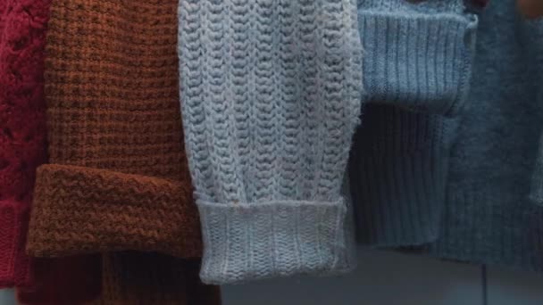 Ciepłe Swetry Kobiece Ciuchy Wybierają Założyć Cele Charytatywne Kobiece Ręce — Wideo stockowe