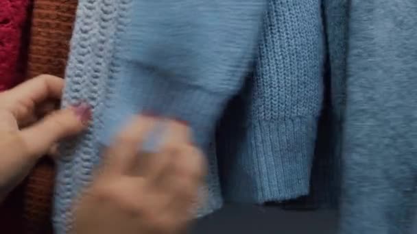 Los Suéteres Calientes Mano Mujer Mueven Ropa Elige Qué Llevar — Vídeos de Stock