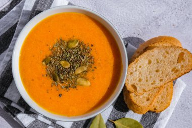 Ev yapımı havuç ve zencefilli körfez çorbası. Mevsimlik geleneksel balkabağı çorbası kremalı ipeksi dokulu. Sağlıklı vejetaryen yemeği. Mevsimlik baharatlı sonbahar sebzeleri kremalı balkabağı ve havuç çorbası antiviral enfeksiyonları önler.