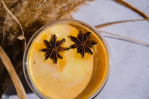 Balkabaklı, baharatlı latte. Anason yıldızları. Baharatlı balkabağı aromalı sonbahar kahvesi mevsimlik sıcak içecek. Cadılar Bayramı ve Şükran Günü için sonbahar içkileri. Vejetaryen sağlıklı diyet yemekleri