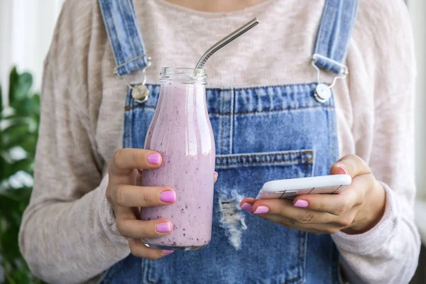 Mains Féminines Tenant Smoothie Aux Myrtilles Garni Myrtilles Femme Boire — Photo