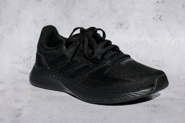 Kiev Ukrayna - Ekim 2021 Black Adidas Adidas spor ayakkabıları sergileniyor. Çok uluslu şirket. Ürün çekimleri. Adidas kadın adayları için hızlı koşu ayakkabıları - illüstrasyon makalesi. Kadınlar ve erkekler için Unisex