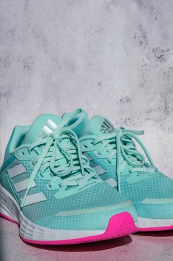 Kiev Ukrayna - Ekim 2021 Adidas kadınlar için hızlı koşu ayakkabıları - illüstrasyon editörü Mavi ve pembe moda Adidas Koşu botları. Çok uluslu şirket. Kadınlar ve erkekler için Unisex