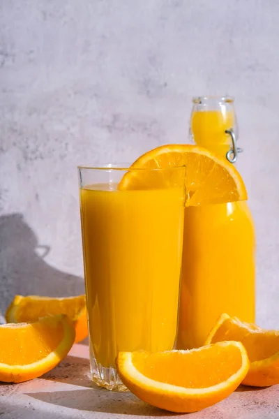 Bouteille Verre Jus Orange Frais Pressant Avec Des Fruits Tranchés — Photo