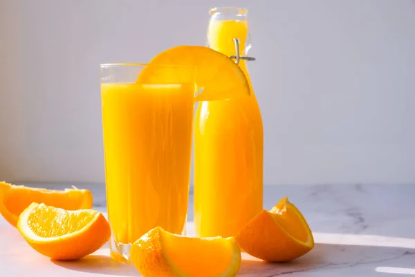 Glass Bottle Fresh Squeezing Orange Juice Sliced Fruits Concrete Background — Stock Photo, Image