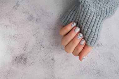 Modaya uygun mavi kadın tırnakları. Modern moda stil güzel manikür. Sonbahar kış tırnağı, güzellik tedavisinin minimalist tasarım konsepti. Jel tırnaklar. Cilt bakımı. Uzayı metin için kopyala. Güzellik reklamı. Sağlıklılık. Moda renkleri.