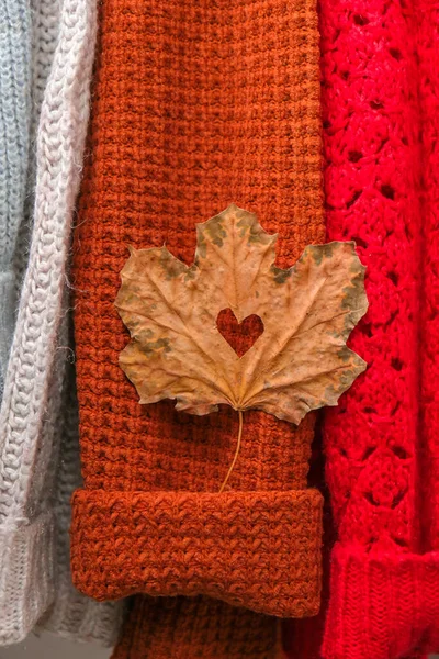 Jesienna Koncepcja Jesienny Liść Klonu Kształcie Serca Przytulnym Ciepłym Swetrze — Zdjęcie stockowe