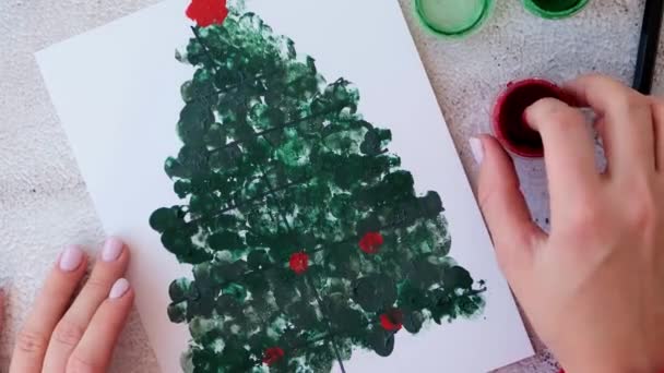 用手指作画圣诞快乐 Diy为孩子们制作贺卡 手工工艺品 顶部视图 一步一步 你自己来吧新年快乐圣诞树装饰 — 图库视频影像
