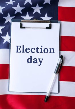 Amerika Birleşik Devletleri 'nin Ulusal Bayrağı. Kağıt not mesajlı Amerikan Bayrağı. Seçim günü, oy verin, oyunuz önemli, oyunuz sestir. Sorumluluk al. Hükümet oylaması