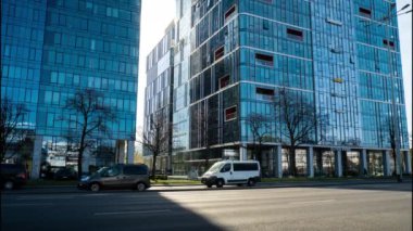 Gdansk Polonya - Mayıs 2022 Gdansk 'ta toplu taşıma sahnesi. Oliva İş Bölgesi Ulaşım Şehri trafiği. Tramvay otobüsleri şehir trafiği sıkışıklığı. Şehir hayatı
