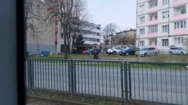 Gdansk Polonya - Mayıs 2022 Gdansk 'ta toplu taşıma sahnesi. Tramvay tramvay durağına varır. Ulaşım şehri trafiği. Gdansk Polonya 'daki tramvayın içi. Tramvay penceresinden görüntüleme, tarafından modernleştirilmiş