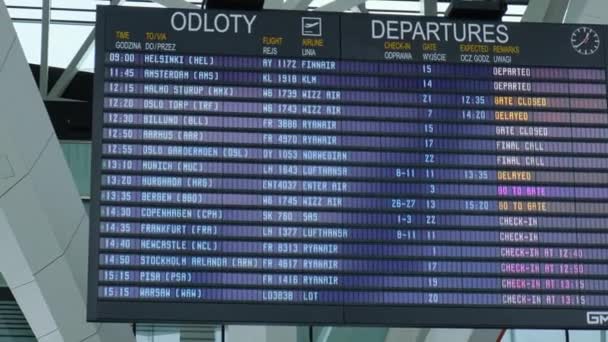 Gdansk Polen Mei 2022 Vluchtinformatiebord Vluchten Controleren Toeristen Internationale Luchthaven — Stockvideo