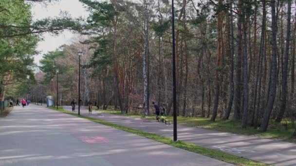 Gdansk Polônia Maio 2022 Pessoas Andam Bicicleta Parque Desporto Recreação — Vídeo de Stock