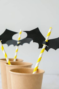 Siyah kağıt yarasa pipet içiyor. Cadılar Bayramı partisi dekorasyonu. Çocuklar için el işi. Sonbahar tatilinde şaka mı şeker mi?