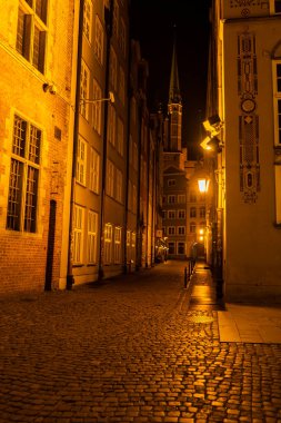 Dlugi Targ ve Dluga Caddesi 'nin gece manzarası. Gece belediye binası. Gdansk, Polonya 'nın Pomeranya eyaletinin başkentidir. Polonya 'nın Gdansk şehrindeki ünlü Long Lane sokağı. Seyahat yeri. Gdansk 'ı ziyaret et