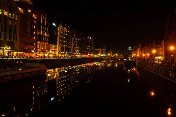 Altstadt Danzig Bei Nacht Das Flussufer Auf Der Kornspeicherinsel Spiegelt — Stockfoto