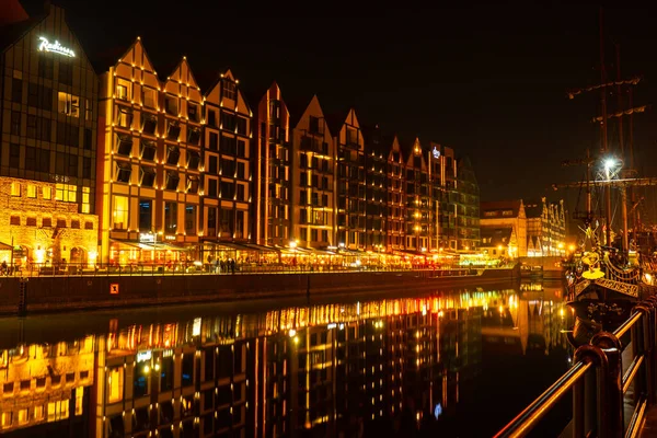 Cidade Velha Gdansk Noite Margem Rio Granary Island Reflexão Moltawa — Fotografia de Stock