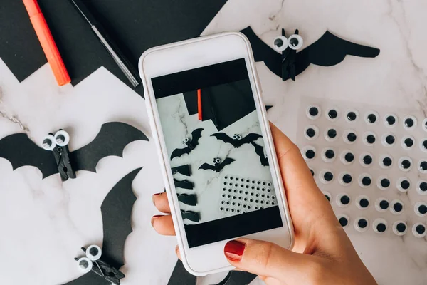 Foto Maken Mobiele Telefoon Van Handgemaakte Papieren Vleermuizen Halloween Vakantie — Stockfoto