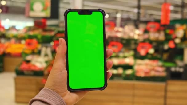 Cep Telefonu Chroma Anahtarı Alışveriş Merkezinde Elinde Yeşil Ekran Olan — Stok video