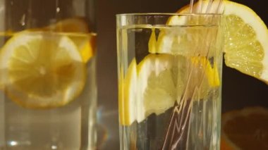 Taze limon suyuyla bir bardak su içmek yeniden kullanılabilir cam kamış detoks soğuk tonik su ile güneşli limon dilimleri ile düşük atık yaşam tarzı çevre dostu pipet içme seti temizlik fırçası ile. 0