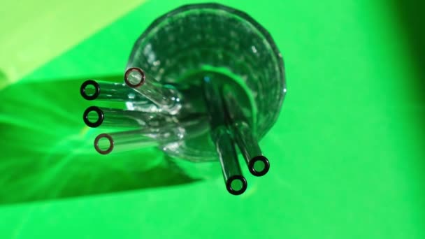 Pajitas Vidrio Reutilizables Vidrio Con Agua Sobre Fondo Verde Set — Vídeo de stock